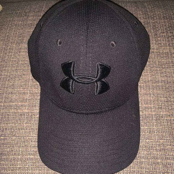 black fitted under armour hat